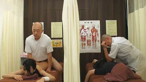 Dẫn eny đi mát-xa rồi bị đụ cạnh bên mà không hề hay biết