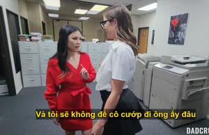 Bố dượng may mắn đụ cùng lúc nhóc con và em trợ lý riêng