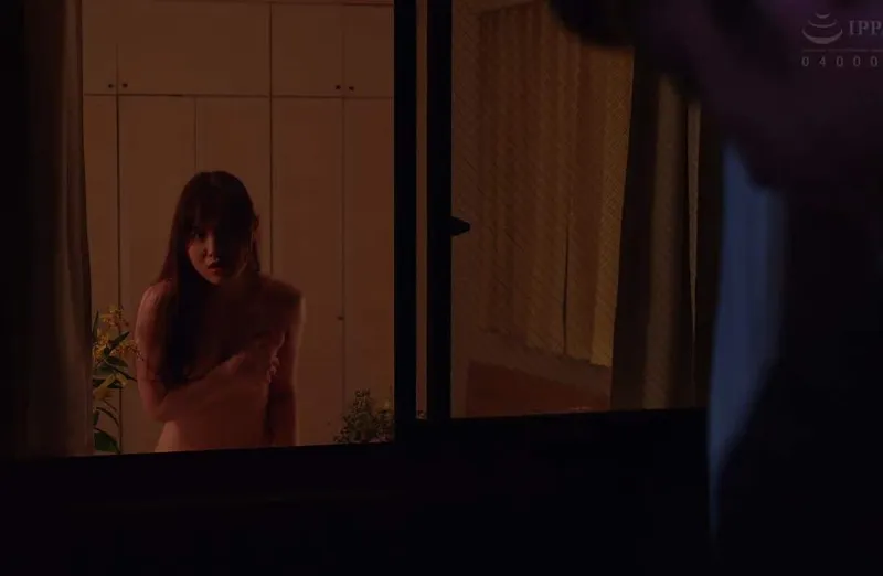 Cô nàng nhà bên ông chồng ông xã cạnh nhà thường xuyên thay đồ ở ngay cửa sổ