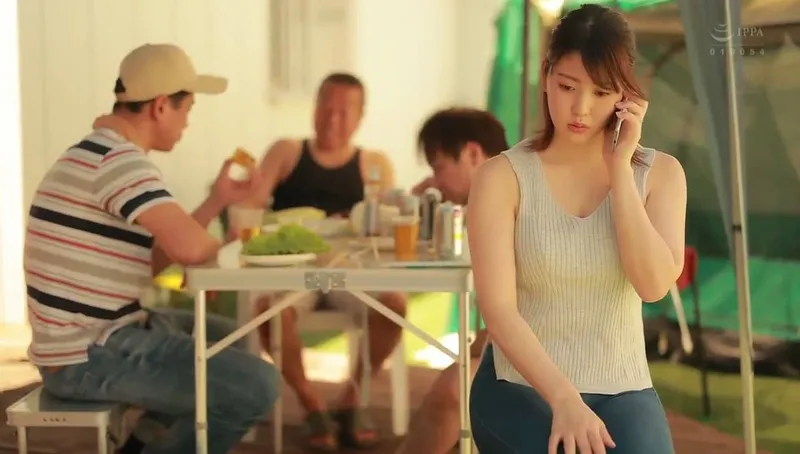 ông chồng khờ để vợ yêu tham gia sự kiện cắm trại với mấy gã nhà cạnh bên và cái kết