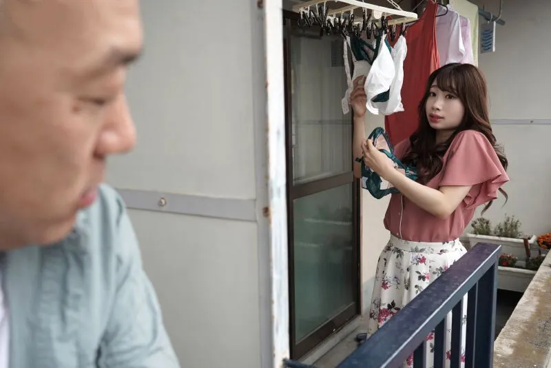 Gã nhà kề bên chuyên soi mói và cặp người vợ gã chồng thường xuyên rên la quá to