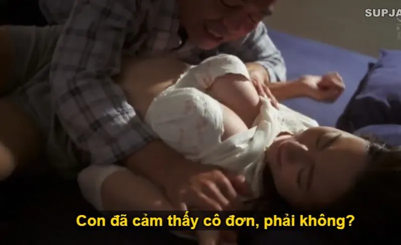 Nhìn con trai mải miết lao đầu vào việc khiến bạn gái nó cô quạnh, ông bố chồng liều lĩnh đè ra làm tình với nàng dâu.